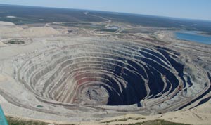 Mine de diamant d'Udachnaya (Yakoutie, Russie), source Wikipedia